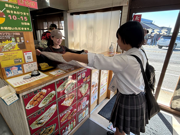 Q：（使っている場合）利用頻度を教えてください。月に１回以上利用した人が・・・93.4％