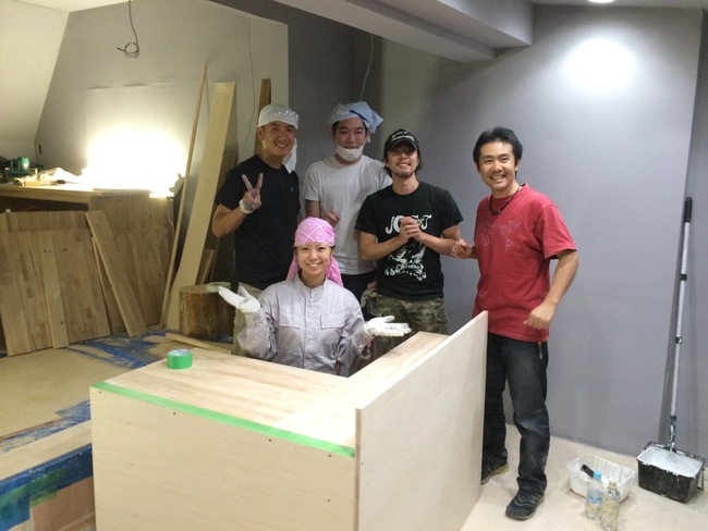 初出店の準備をする田中さん（右から2番目）