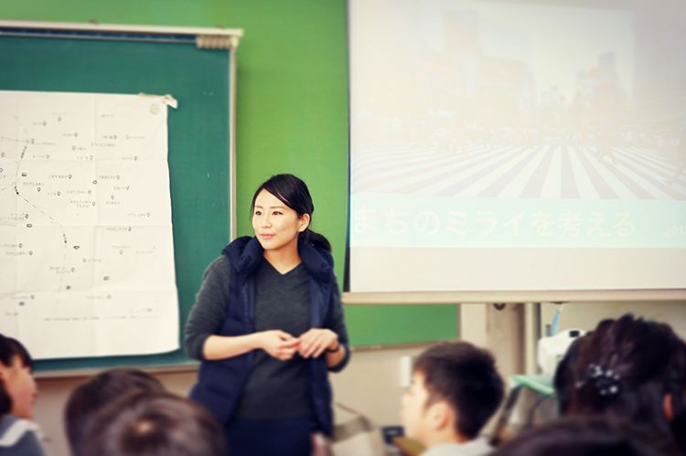赴任先の小学校で、教壇に立つ池田さん