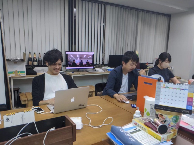 現在は東京のオフィスで働いている（左が瀧水さん）
