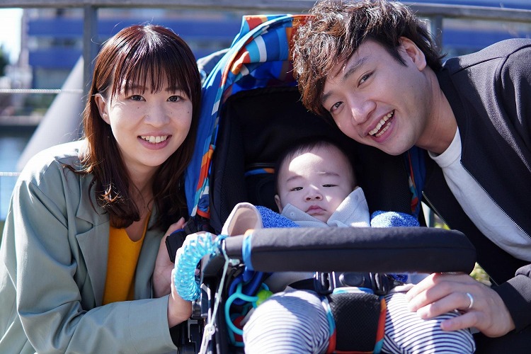 ユースケさんとお子さんとの家族写真