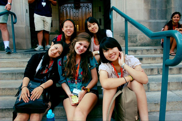 留学プログラムでアメリカを訪れていた頃の鈴木さん（左下段）