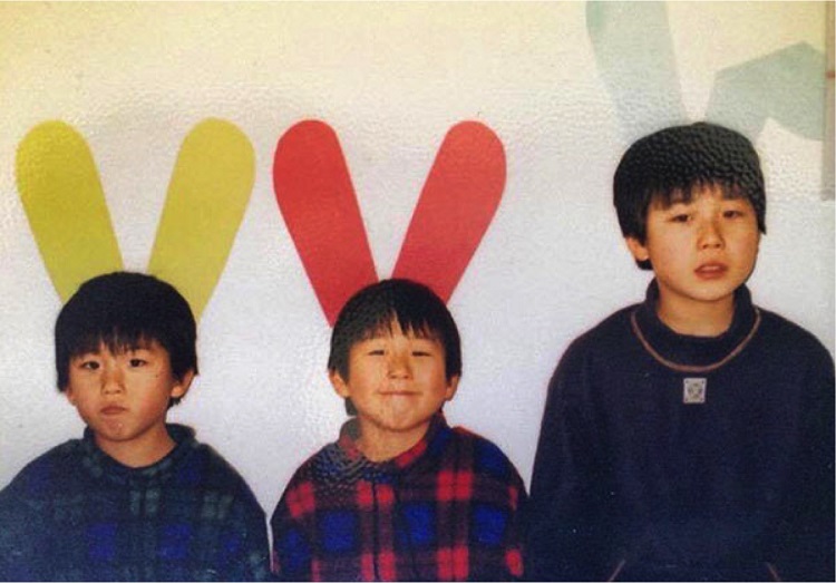 8歳のころの松田さん（中央）