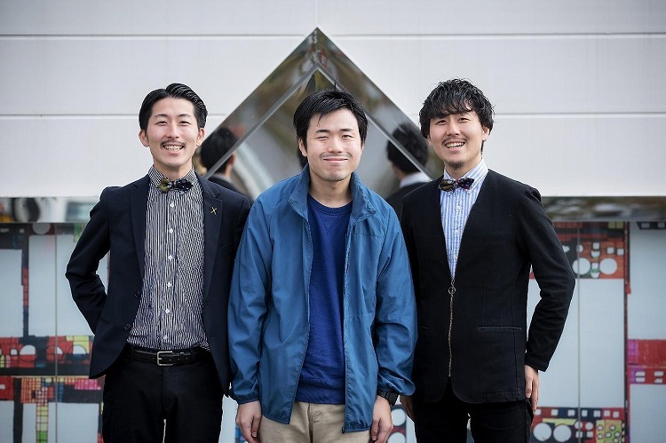 るんびにい美術館前にて撮影。左から松田文登さん、長男の翔太さん、崇弥さん。