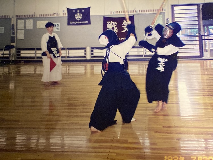 中学生のときの剣道部時代のお写真。手前後ろ姿が川口さん