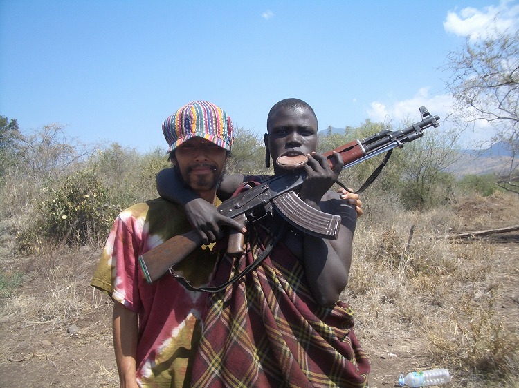世界一周中、エチオピアでムルシ族との2ショット