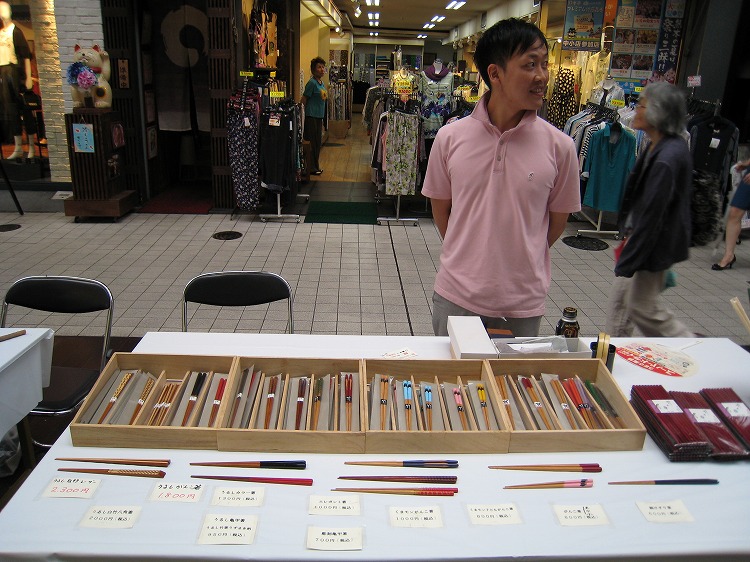 物産展でヤマチクの箸を販売