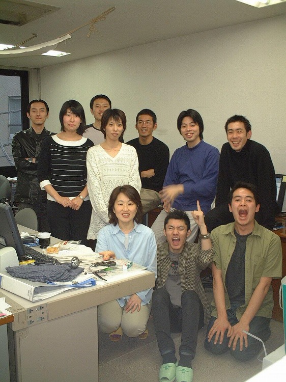 メンバーと当時のオフィスにて（2001年、写真上段右から2番目が笠原さん）