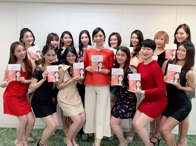 ビューティキャンプトレーナーとして参加した世界五大ミスコンテスト「Miss Supranational Japan 2019」の関東大会での一枚。著書を用いたメイク指導をファイナリストへ行なった