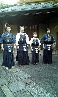 剣道に夢中だったころの家族全員で撮影した一枚（本人は右端）